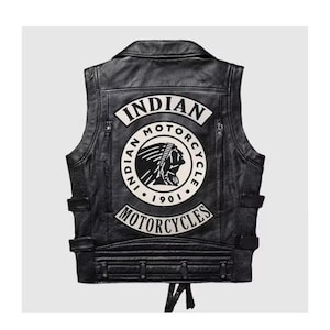 Puede incluir: Chaleco de cuero negro para moto con el parche del logo "Indian Motorcycles" en la espalda. El parche presenta un perfil de nativo americano dentro de un diseño circular, con las palabras "Indian Motorcycle" y "1901". El chaleco tiene cuello y correas laterales ajustables.