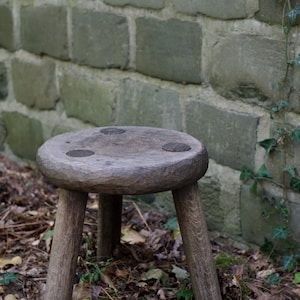 Taburete de ordeño belga antiguo, taburete de granja de roble tallado a mano, taburete rústico de madera primitivo – El ordeño matutino en Netherwoods