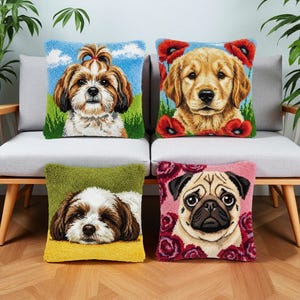 Może przedstawiać: Cztery kwadratowe poduszki z teksturowanymi wzorami wykonanymi techniką punch needle przedstawiającymi psy. Widoczny jest Shih Tzu na łące, Golden Retriever z czerwonymi makami, leżący Shih Tzu oraz mops otoczony różowymi i fioletowymi różami.
