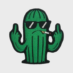 Könnte beinhalten: Gestickter grüner Kaktus-Aufnäher mit Sonnenbrille und Zigarette. Der Kaktus zeigt mit beiden Händen den Mittelfinger. Der Aufnäher hat einen schwarzen Rand.