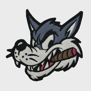 Könnte beinhalten: Gestickter Aufnäher mit einem Cartoon-Wolfskopf mit Zigarre. Der Wolf hat graues Fell, weiße Zähne und rosa Zahnfleisch. Der Aufnäher hat einen schwarzen Rand und ist für das Aufnähen auf Kleidung oder Accessoires gedacht.