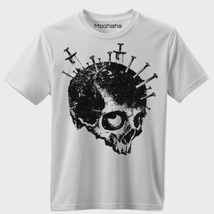 Könnte beinhalten: Weißes T-Shirt mit einer schwarzen Grafik eines Schädels, der mit Nägeln und Spritzen durchbohrt ist. Das Wort "Moohaha" ist auf dem Kragen aufgedruckt. Ein dunkles Design im Grunge-Stil.