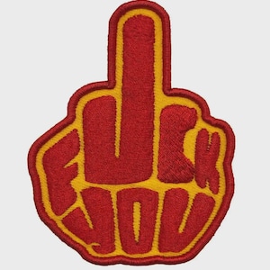 Könnte beinhalten: Gestickter Aufnäher in Form einer Hand, die den Mittelfinger zeigt. Der Aufnäher ist rot mit gelben Umrissen und Schrift. Die Worte "FUCK YOU" sind in einer kräftigen, stilisierten Schriftart gestickt.