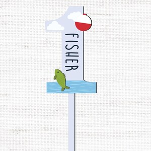 Puede incluir: Un letrero azul y blanco con el n&uacute;mero uno y la palabra "Fisher" en &eacute;l. Hay un flotador de pesca rojo y blanco y un pez verde en el letrero.