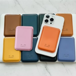 Puede incluir: Una taza de cerámica blanca con un asa negra y el texto "But First, Coffee" en negrita negra. La taza se encuentra sobre un fondo borroso, sugiriendo un ambiente acogedor.