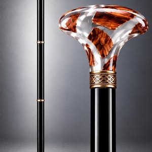 Könnte beinhalten: Ein Gehstock mit einem glatten schwarzen Schaft und goldfarbenen Metallringen. Der Griff ist ein breites, transparentes, pilzförmiges Stück mit eingebetteten braunen Holzfragmenten, akzentuiert durch ein goldenes Band mit Knotenmuster.