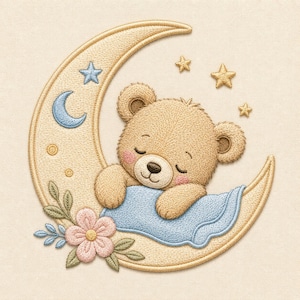Pode incluir: Um emblema bordado apresentando um urso de pelúcia bege dormindo em uma grande lua crescente bege. O urso está coberto por um cobertor azul claro. O design inclui uma pequena lua azul, estrelas douradas e uma flor rosa com folhas verdes.