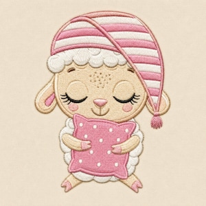Può includere: Un disegno da ricamo raffigurante un agnello addormentato con occhi chiusi e lunghe ciglia. L'agnello indossa una cuffia da notte a righe rosa e bianche con una nappa e tiene un cuscino quadrato rosa con piccoli pois bianchi su sfondo color crema.