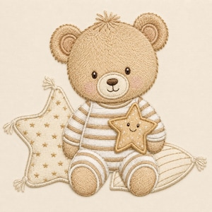 Pode incluir: Um design bordado de um urso de peluche castanho claro com um macacão às riscas brancas e bege. O urso está sentado ao lado de uma almofada em forma de estrela com um padrão de estrelas pequenas e segura uma estrela de peluche sorridente.