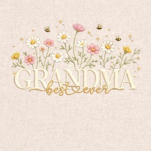 Puede incluir: Un diseño floral con las palabras "GRANDMA best ever" en letras doradas. El diseño presenta flores rosas, blancas y amarillas, hojas verdes y pequeñas abejas. El fondo es de color beige claro.