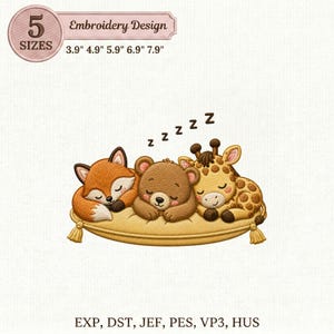 Könnte beinhalten: Ein Stickmuster mit einem schlafenden Fuchs, Bären und einer Giraffe auf einem gelben Kissen mit Quasten, inklusive dem Text 5 SIZES 3.9" 4.9" 5.9" 6.9" 7.9" und EXP, DST, JEF, PES, VP3, HUS. Die Tiere haben geschlossene Augen.