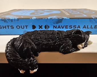 Figura de gato durmiendo posado, adorno para estante, decoración de estantería, regalo para lectores