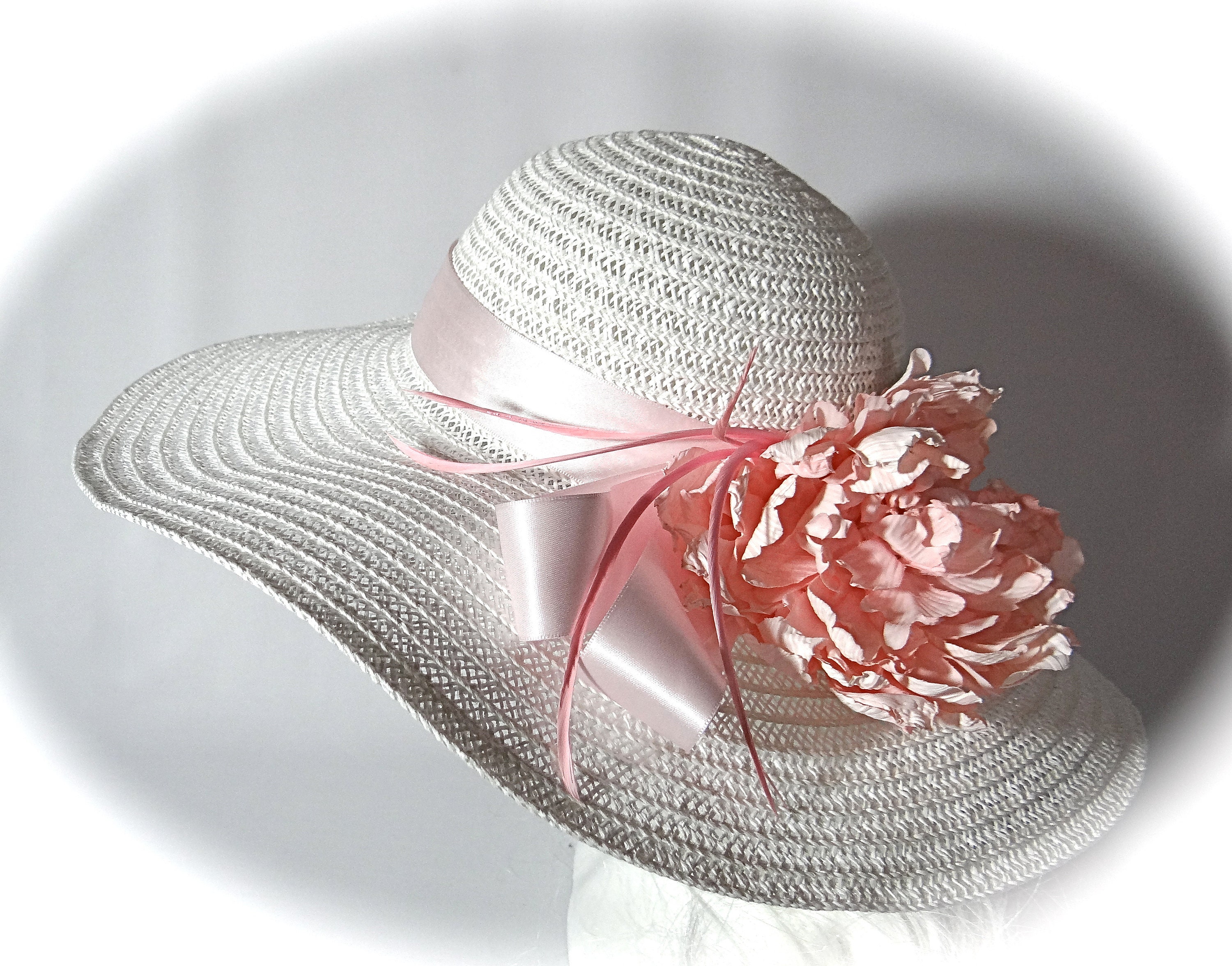 Открытка шляпа. Шляпка для мамы. Подарок для мамы шляпка. Плетеная шляпка из лент. Шляпка открытка для мамы.