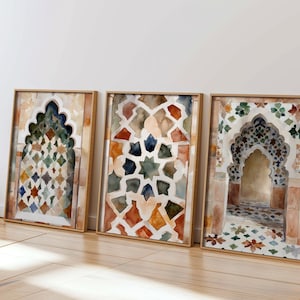以下が含まれることがあります： 幾何学模様の建築アーチを描いた、額装された水彩画のプリント3枚。プリントは、暖かいアースカラー、青、緑の色合いを特徴としています。各アートワークは、明るい茶色の木製フレームに収められており、エレガントさを加えています。