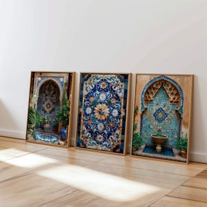 Peut inclure: Trois impressions encadrées présentant des motifs de mosaïque complexes. Les impressions mettent en valeur l'architecture mauresque avec des motifs de carreaux bleus, oranges et blancs vibrants. Chaque impression est dans un cadre en bois.