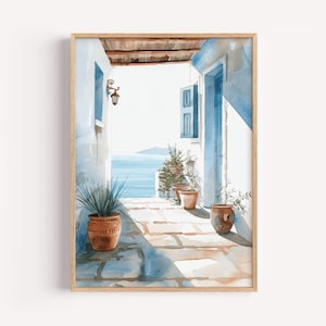 Op de afbeelding: Aquarel schilderij van een zonnige steeg die naar de zee leidt. De scène toont witte muren, blauwe deuren en luiken, en terracotta potten met planten. Een houten lijst omringt het kunstwerk en voegt warmte toe aan de kustscène.