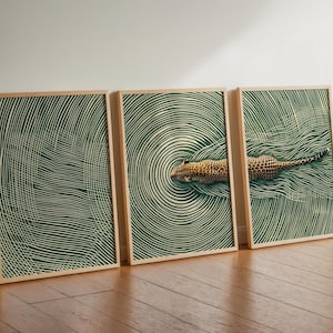 Peut inclure: Un ensemble de trois cadres muraux représentant un léopard nageant dans l'eau. L'œuvre présente un motif stylisé de lignes circulaires concentriques vert foncé représentant des ondulations, avec le corps tacheté du léopard s'étendant sur deux cadres.