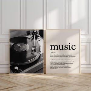 Könnte beinhalten: Zwei rechteckige Wandbilder. Das linke Bild zeigt eine Schwarz-Weiß-Fotografie einer Schallplatte auf einem Plattenspieler. Das rechte Bild zeigt das Wort music in einer großen Serifenschrift mit einer Wörterbuchdefinition.