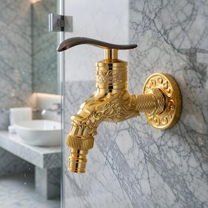 Può includere: Rubinetto dorato ornato con intricati dettagli ispirati ai draghi, montato su una parete di marmo. Il rubinetto ha una maniglia marrone scuro e motivi decorativi. L'uscita dell'acqua è visibile. Un accessorio decorativo per il bagno.