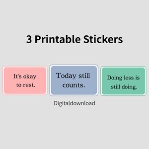 Könnte beinhalten: Drei druckbare Aufkleber mit ermutigenden Botschaften. Die Aufkleber sind rechteckig mit abgerundeten Ecken und zeigen die Sätze "It's okay to rest", "Today still counts" und "Doing less is still doing."