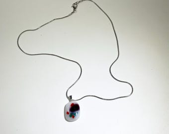 Collier à pendentif en verre fondu blanc, rouge et vert, chaîne en argent sterling de 18 po.