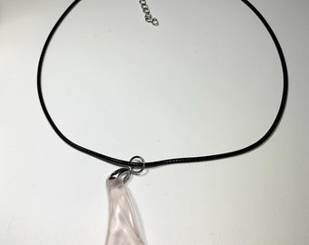 Collier rose avec pendentif en verre fusionné, cordon en cuir, bijoux artisanaux.
