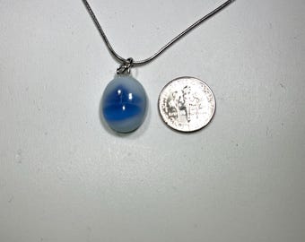 Collier à pendentif en verre fusionné bleu blanc, chaîne en argent sterling