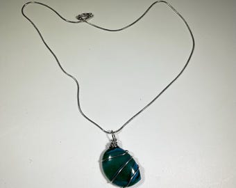 Pendentif en verre fusionné bleu vert, collier fil métallique en argent sterling