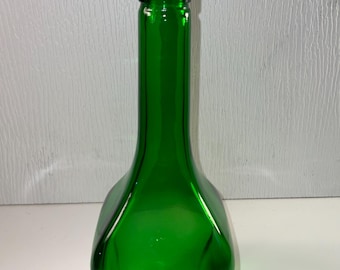 Bouteille d'alcool en verre vert vintage des années 1940.
