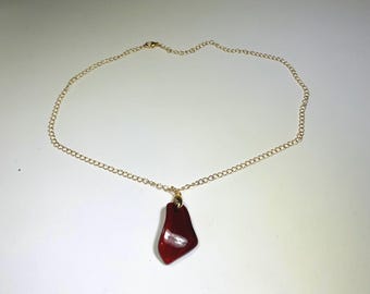 Pendentif fait main en verre roulé rouge sur un collier en or de 18 po. avec loquet pince de homard.