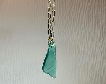 Collier fait main avec pendentif en verre vert écume de mer vieilli suspendu à une chaîne en or de 45,7 cm (18 po.).