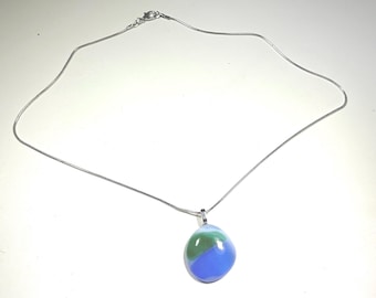Collier à pendentif artisanal en verre fusionné, vert bleu blanc, chaîne en argent sterling