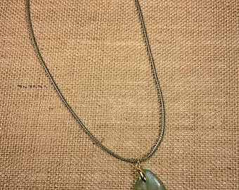Collier pendentif plage en verre feuille vert clair des rives du lac Érié