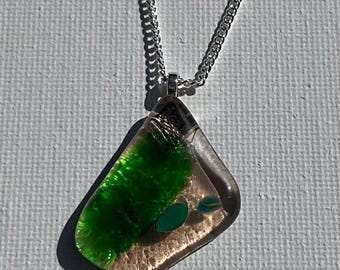 Magnifique pendentif art dichroïque en verre fusionné fabriqué à la main, chaîne en argent sterling de 18 pouces avec loquet pince de homard. Voir les photos pour les couleurs.