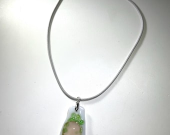 Collier à pendentif en verre fusionné blanc, vert et rose, cordon en cuir, bijoux artisanaux