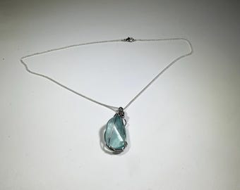Collier à pendentif artisanal en verre foulé bleu aqua, fil métallique en argent sterling, chaîne de 18 po.