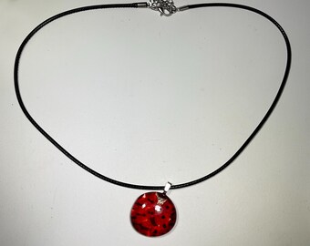 Collier pendentif fait main en verre fondu rouge, cordon en cuir noir, avec mousqueton.