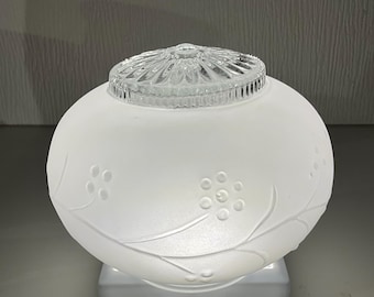 Petit plafonnier globe en verre dépoli, motif vigne en relief, fond transparent soleil 5 po. X 6 po.