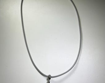 Collier à pendentif en verre fusionné fait main, fil métallique argenté, chaîne cordon en cuir