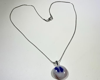 Collier à pendentif en verre fusionné fabriqué à la main, tourbillon blanc bleu rose, chaîne en argent sterling