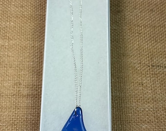 Collier fait main avec pendentif en verre fusionné bleu cobalt, chaîne en argent sterling, origine lac Érié