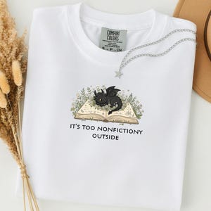ブックドラゴンシャツ、ファンタジー読書家Tシャツ、内向的な人向けの居心地の良いグラフィックノベル愛好家向けアパレル