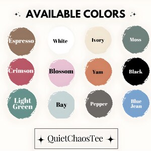以下が含まれることがあります： 「利用可能な色」というテキストが表示されたカラーパレットの画像。 パレットには、エスプレッソ、白、アイボリー、モス、クリムゾン、ブロッサム、ヤム、黒、ライトグリーン、ベイ、ペッパー、ブルージーンなど、さまざまな色の円が含まれています。 ブランド名「QuietChaosTee」も表示されています。