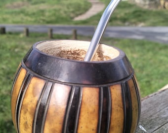 Mate-Becher aus Naturkürbis – Handgraviert und geschnitzt – Traditioneller argentinischer Yerba-Mate-Kürbis – Einzigartiges handgefertigtes Geschenk
