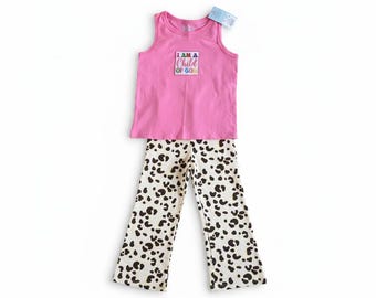 Conjunto para niña pequeña: camiseta sin mangas rosa con estampado de retazos y leggings con estampado de guepardo; talla 3T