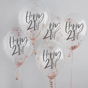 Puede incluir: Un grupo de globos transparentes llenos de confeti oro rosa, con la inscripción "Happy 21st" en negro. Los globos están atados con cintas doradas, ideales para una fiesta de cumpleaños.