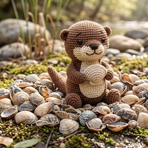 Può includere: Una bambola di lontra all'uncinetto, marrone e crema, che tiene una conchiglia. Il peluche è posizionato tra conchiglie e rocce coperte di muschio vicino a un ruscello, creando una scena naturale. La lontra ha un viso sorridente e dettagliato.