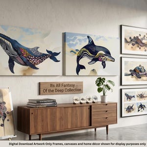 Könnte beinhalten: Eine Sammlung digitaler Wandkunst-Drucke mit stilisierten Meerestieren, darunter ein Wal, ein Delfin und eine Meeresschildkröte mit komplexen Mustern. Ein Holzschild zeigt den Text 'Its All Fantasy : Of the Deep Collection'.