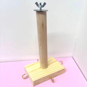 Könnte beinhalten: Ein Set aus drei Keramikbechern mit gesprenkelter, matter Oberfläche. Die Becher sind in Creme-, Hellgrau- und Dunkelgrautönen gehalten. Jeder Becher hat ein schlichtes, minimalistisches Design.