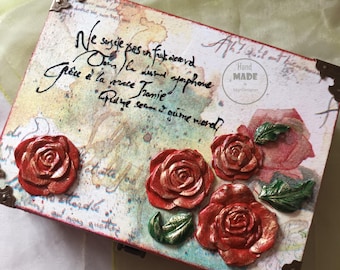 Handgemaakte vintage houten sieradenkist | Rode aandenkendoos met rozen | Kunst decoratief snuisterijdoosje